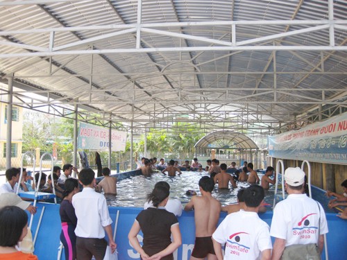 Nghỉ hè đúng nghĩa, mở cửa trường cho học sinh học bơi và đọc sách