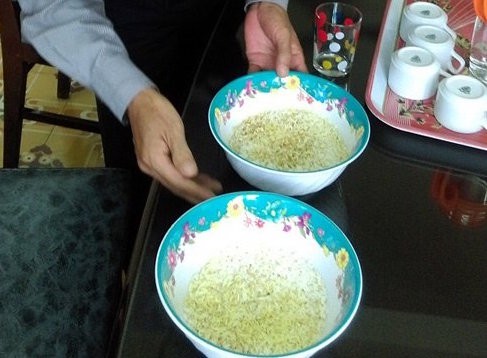 Gạo trắng ngâm chuyển thành màu xanh là do... nấm mốc