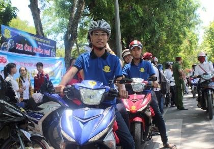 Rước sĩ tử đi thi miễn phí bằng hàng chục xe Exciter