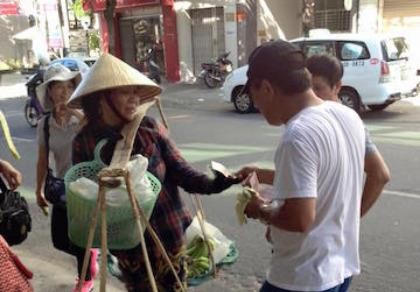 Khách Trung Quốc hành xử thiếu văn hóa với chị bán chuối rong ở Đà Nẵng