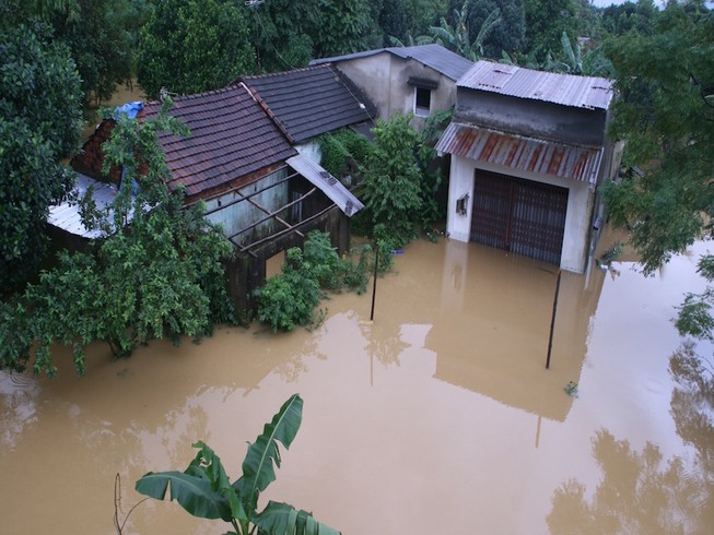 Mưa lũ và lốc xoáy đe dọa miền Trung
