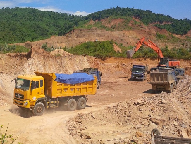 Siết chặt việc vận chuyển đất đá tại trường bắn 327