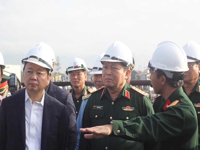 Tướng Ngô Xuân Lịch thị sát việc xử lý dioxin sân bay