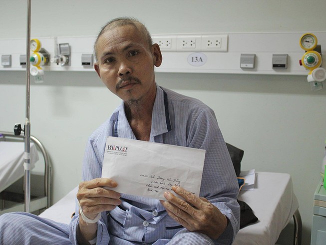 Trao tiền hỗ trợ cựu binh Gạc Ma đang mang trọng bệnh