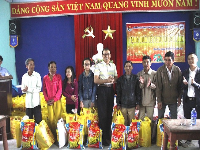 200 phần quà tết đến với người nghèo
