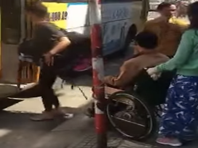 Bức xúc vì xe buýt từ chối chở người khuyết tật