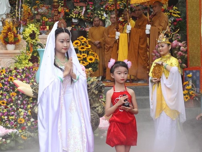 Chùm ảnh: Hàng ngàn người tham dự Lễ hội Quán Thế Âm