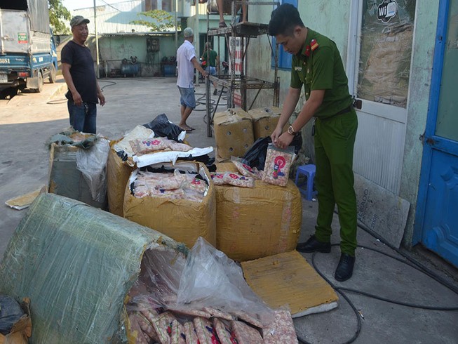 Phát hiện xe tải chở 600 kg sụn gà không rõ nguồn gốc