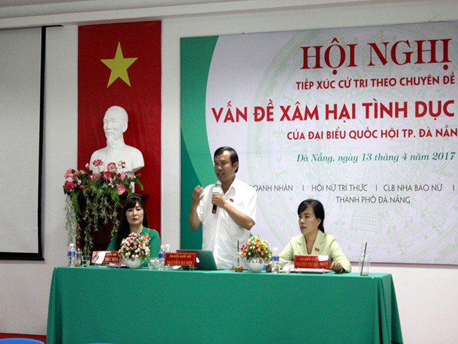 "Bị xâm hại tình dục, chỉ biết ôm nhau khóc"