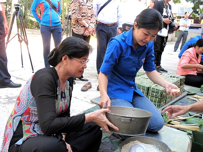 Chủ tịch HĐND TP Nguyễn Thị Quyết Tâm cùng gói bánh, ca hát với chiến sĩ