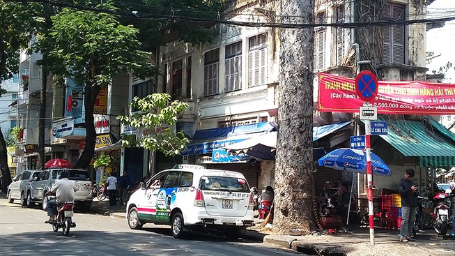 Bí thư Thăng chỉ đạo đặt biển cấm, ô tô vẫn ngang nhiên đậu
