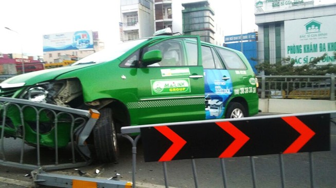 Taxi tông dẹp con lươn trên cầu vượt Hàng Xanh