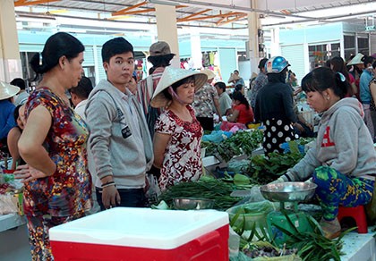 Tiểu thương phấn khởi rời chợ tự phát vào chợ Bình Thới mới