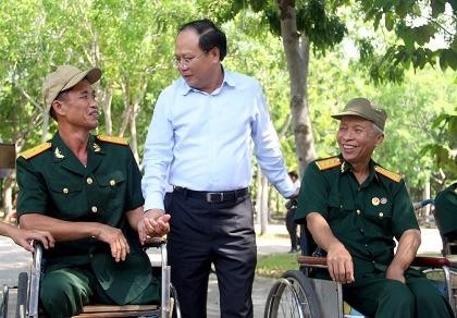 Ông Tất Thành Cang thăm và tặng quà thương bệnh binh
