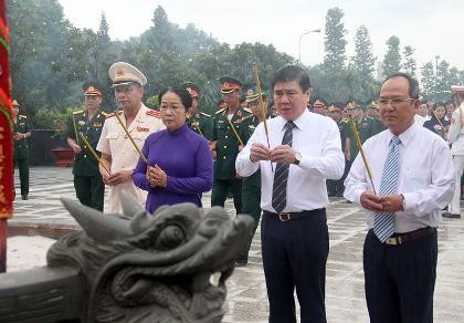 Chùm ảnh: Lãnh đạo TP.HCM viếng nghĩa trang liệt sĩ
