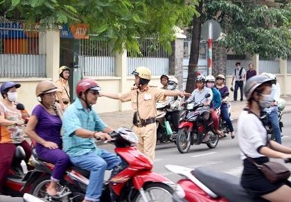 CSGT phải điều tiết ngay tình trạng giao thông phức tạp trước cổng trường