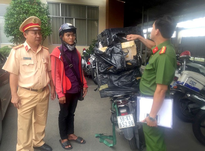 Chở thuốc lá lậu còn chạy tốc độ cao: Gặp công an