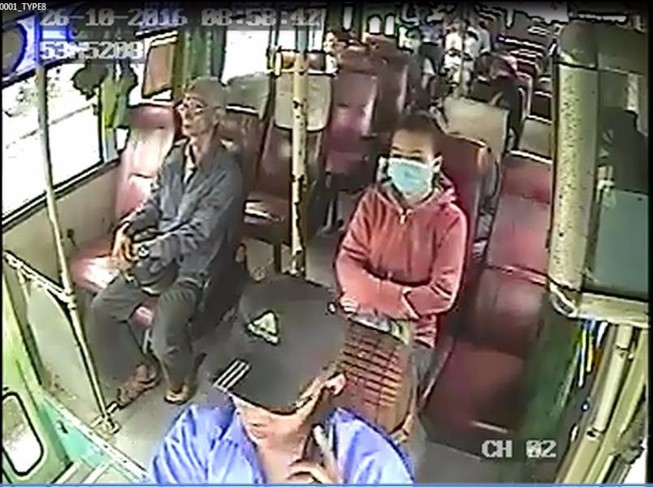 'Nấu cháo' điện thoại, tài xế xe buýt bị tạm ngưng việc
