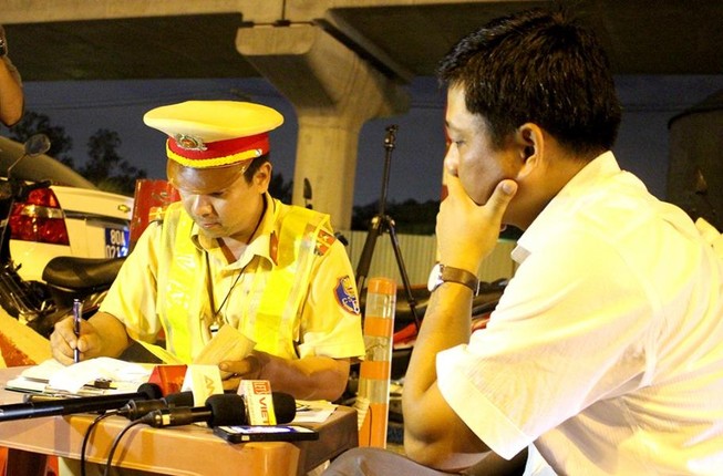 Cuối năm, uống rượu bia coi chừng bị phạt nồng độ cồn