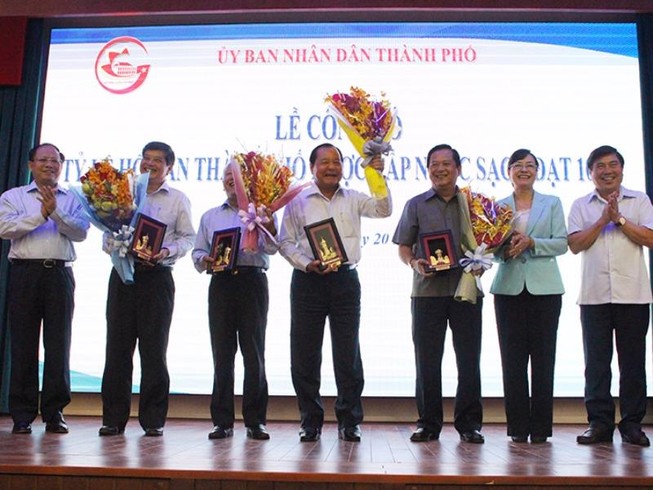 TP.HCM: Người dân rưng rưng vì thoát cảnh chờ mua nước