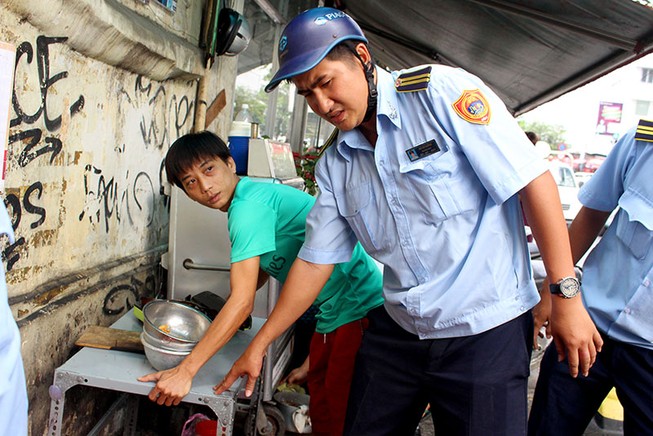 Đậu xe mua bánh tráng nướng, chưa kịp ăn đã bị phạt