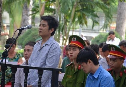 Giật dây chuyền lấy tiền trả nợ