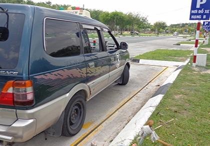 25% người thi lái xe rớt vì cán đinh, quên đèn xi nhan…
