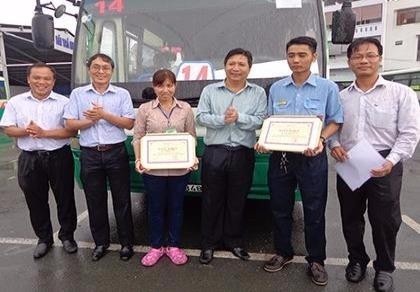 Trao bằng khen cho hai nhân viên xe buýt tử tế
