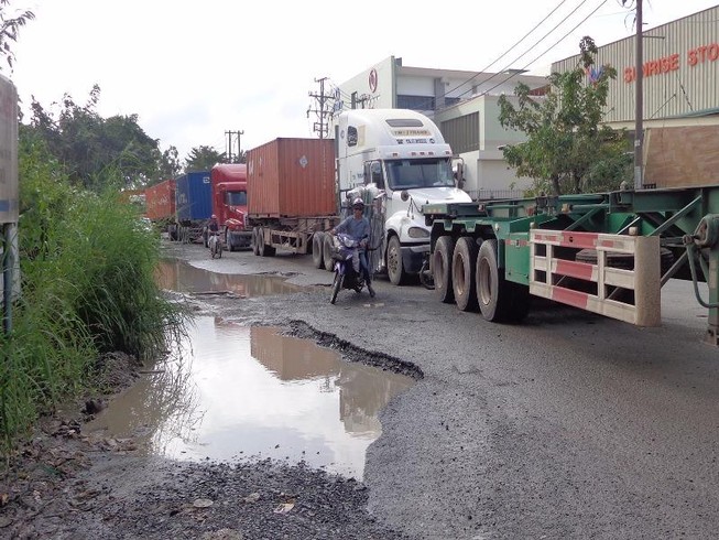 Đường xuống cảng Cát Lái quá nguy hiểm