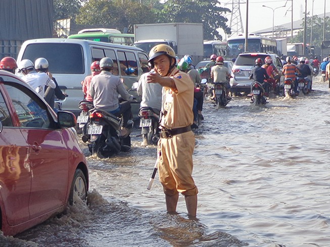 Cảnh sát lội nước điều tiết giao thông