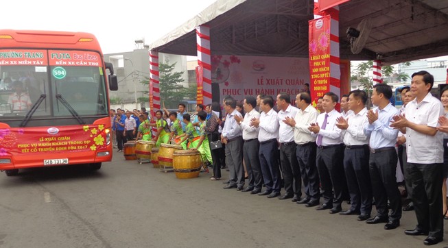 Bí thư Thăng tiễn người dân TP về quê ăn tết