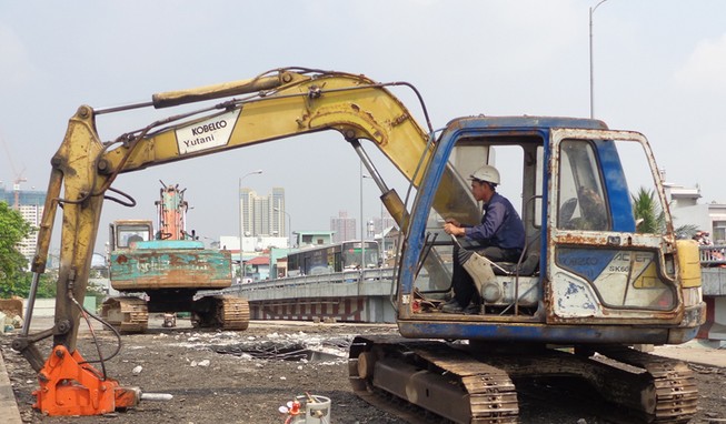 Chia tay cầu cũ trăm năm tuổi