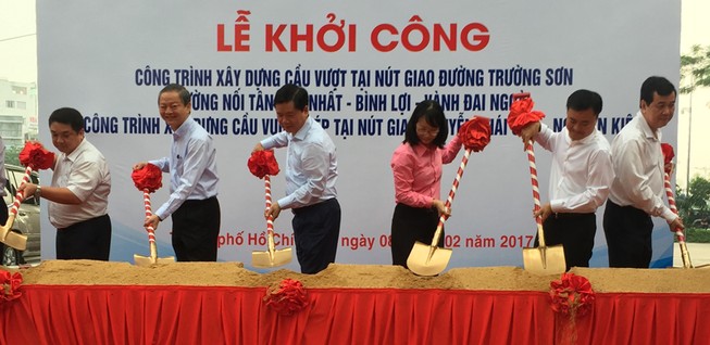 Khởi công hai cầu vượt 'giải cứu' sân bay Tân Sơn Nhất