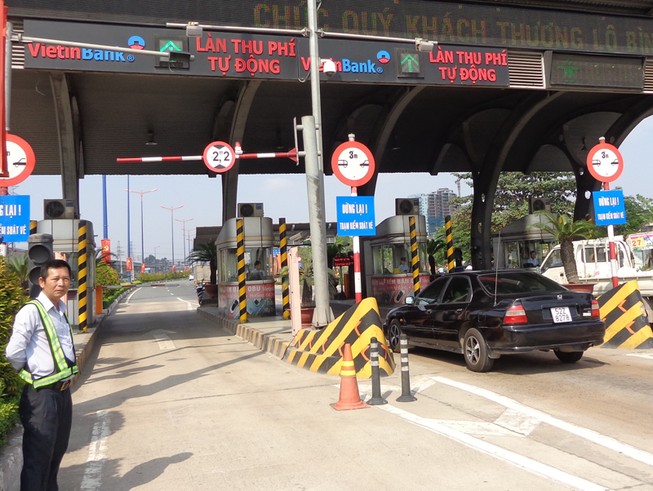 Xe đi xét được dán thẻ thu phí không dừng