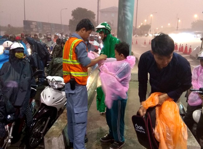 Phát áo mưa miễn phí cho dân qua hầm sông Sài Gòn