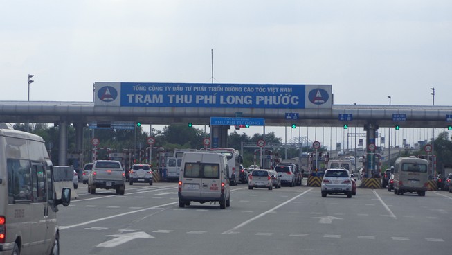 Xe ùn ùn về TP.HCM, trạm thu phí mở bung cửa