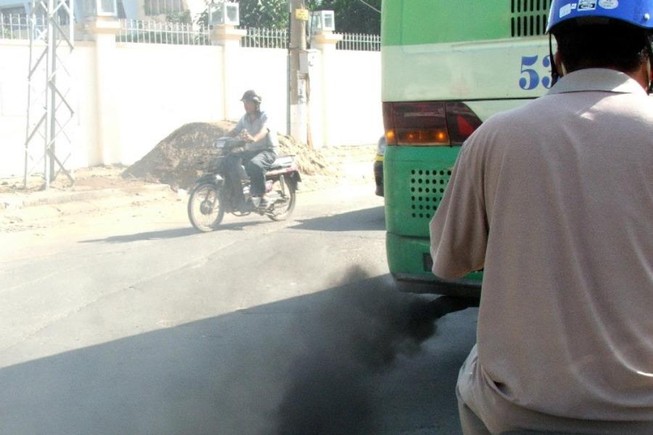 Xe buýt xả khói mịt mù, sao đăng kiểm vẫn đạt?