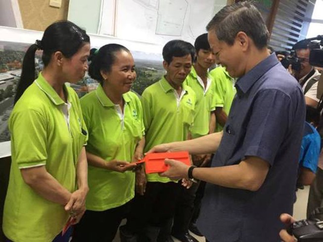 Lãnh đạo TP.HCM chúc Tết công nhân xử lý rác