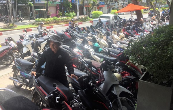 Vỉa hè nhiều nơi vẫn bị 'vô tư' bao chiếm