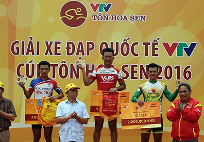 Lê Văn Duẩn thắng chặng 6, Võ Phú Trung 'xé' áo vàng