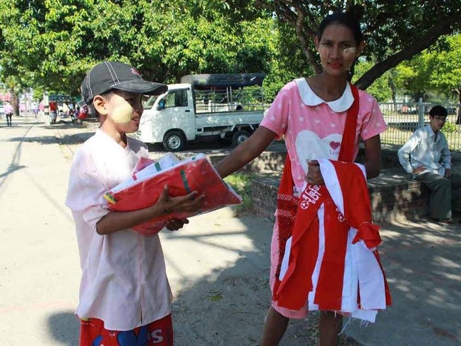 Phụ nữ, trẻ em Myanmar 'ăn theo' AFF Cup