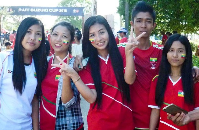 Hàng ngàn cổ động viên ùn ùn kéo về sân Thuwanna