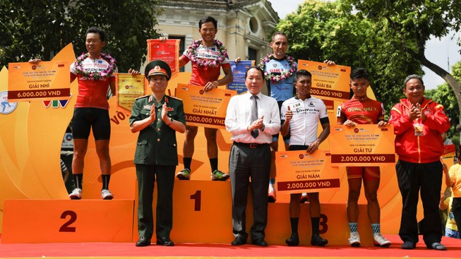 Lê Nguyệt Minh chiến thắng chặng đua hồ Hoàn Kiếm