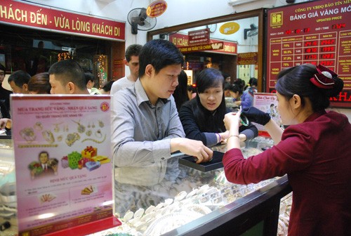 Sát ngày Thần tài, giá vàng giảm gần 300.000 đồng/lượng