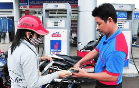 Giá xăng giảm 341 đồng/lít từ 15 giờ hôm nay