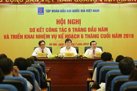 Giá dầu xuống 40 USD/thùng, doanh thu PVN giảm mạnh