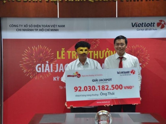 Người trúng 92 tỉ đeo mặt nạ lãnh thưởng