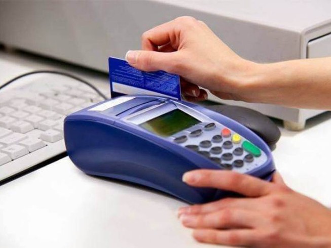 Người dân cần nắm rõ quy định thu phí thẻ tín dụng
