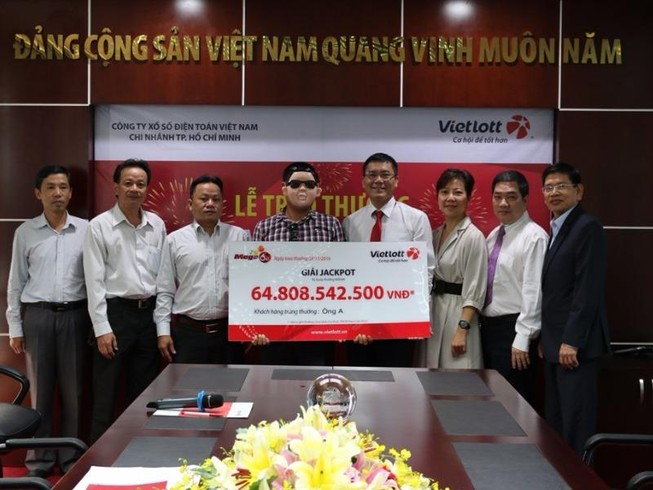 Chủ nhân giải jackpot 64,8 tỉ đã nhận thưởng