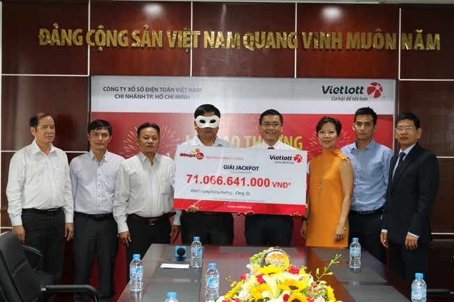 Vì sao phải đeo mặt nạ nhận thưởng Jackpot?